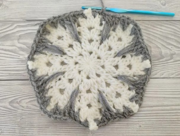 Crochet Snowflake Square Photo Tutorial