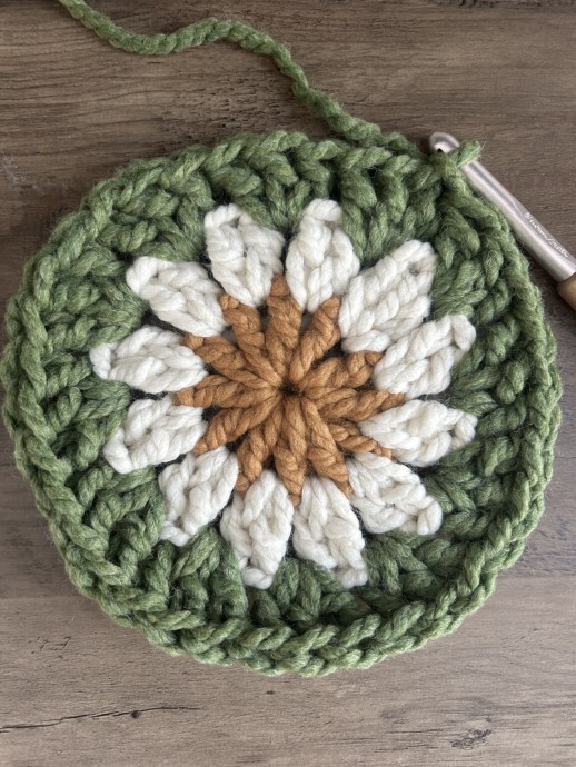 How to Crochet the Flower Granny Square Photo Tutorial